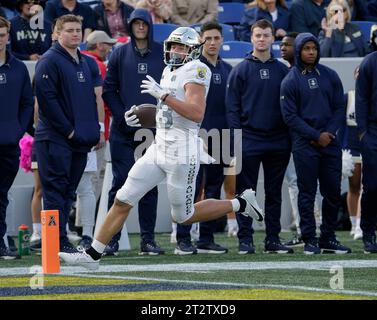 Annapolis, MD, États-Unis. 21 octobre 2023. Air Force Falcons WR #23 Dane Kinamon marque un touchdown lors d'un match de football de la NCAA entre l'Académie navale des États-Unis et l'Académie de l'Armée de l'air des États-Unis au Navy-Marine Corp Memorial Stadium à Annapolis, Maryland. Justin Cooper/CSM/Alamy Live News Banque D'Images