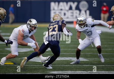 Annapolis, MD, États-Unis. 21 octobre 2023. Navy Midshipmen RB #23 Tyler Bradley cherche un trou entre lors d'un match de football NCAA entre l'Académie navale des États-Unis et l'Académie de l'Armée de l'air des États-Unis au Navy-Marine Corp Memorial Stadium à Annapolis, MD. Justin Cooper/CSM/Alamy Live News Banque D'Images