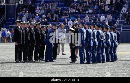 Annapolis, MD, États-Unis. 21 octobre 2023. La cérémonie d'échange de prisonniers avant un match de football de la NCAA entre l'Académie navale des États-Unis et l'Académie de l'armée de l'air des États-Unis au Navy-Marine Corp Memorial Stadium à Annapolis, Maryland. Justin Cooper/CSM/Alamy Live News Banque D'Images