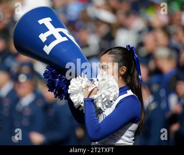 Annapolis, MD, États-Unis. 21 octobre 2023. Une cheerleader de l'USAFA enflamme la foule lors d'un match de football de la NCAA entre l'United States Naval Academy et l'United States Air Force Academy au Navy-Marine Corp Memorial Stadium à Annapolis, Maryland. Justin Cooper/CSM/Alamy Live News Banque D'Images