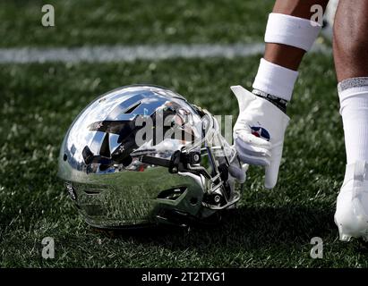 Annapolis, MD, États-Unis. 21 octobre 2023. Un casque Falcon de l'United States Air Force Academy avant un match de football de la NCAA entre l'United States Naval Academy et l'United States Air Force Academy au Navy-Marine Corp Memorial Stadium à Annapolis, Maryland. Justin Cooper/CSM/Alamy Live News Banque D'Images