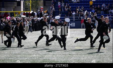 Annapolis, MD, États-Unis. 21 octobre 2023. Les midshipmen qui ont participé à l'USAFA rejoignent la Brigade of Midshipmen pour regarder le match de football de la NCAA entre l'Académie navale des États-Unis et l'Académie de l'armée de l'air des États-Unis au Navy-Marine Corp Memorial Stadium à Annapolis, Maryland. Justin Cooper/CSM/Alamy Live News Banque D'Images