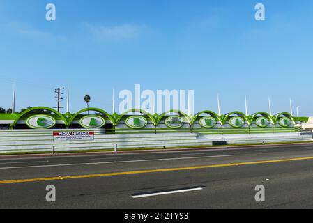 LONG BEACH, CALIFORNIE - 18 octobre 2023 : lavage de voiture Circle Marina Speed Wash sur Pacific Coast Highway, PCH. Banque D'Images