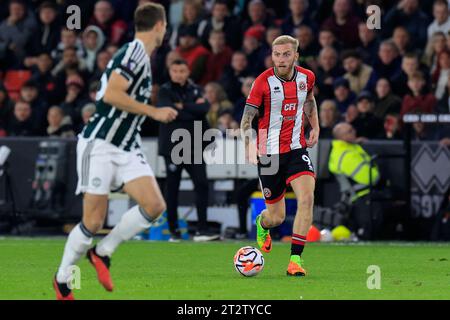 Sheffield, Royaume-Uni. 21 octobre 2023. Oliver McBurnie #9 de Sheffield United court avec le ballon lors du match de Premier League Sheffield United vs Manchester United à Bramall Lane, Sheffield, Royaume-Uni, le 21 octobre 2023 (photo de Conor Molloy/News Images) à Sheffield, Royaume-Uni le 10/21/2023. (Photo de Conor Molloy/News Images/Sipa USA) crédit : SIPA USA/Alamy Live News Banque D'Images