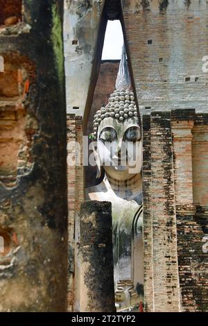 Statue de Bouddha au temple Wat si CHUM, Sukhothai, Thaïlande Banque D'Images