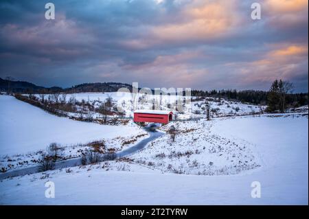 Pont couvert rouge du ruisseau Meech, hiver, parc de la Gatineau, Chelsea, Québec, Canada Banque D'Images