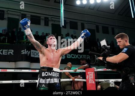 Joe Laws célèbre sa victoire sur Michael Hennessy Jr au York Hall, Londres. Date de la photo : Samedi 21 octobre 2023. Banque D'Images