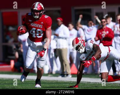 Bloomington, États-Unis. 21 octobre 2023. BLOOMINGTON, INDIANA - 21 OCTOBRE : Indiana Hoosiers Tight End James Bomba (48) rencontre le défenseur des Rutgers Scarlet Knights Flip Dixon (10) lors d'un match de football de la NCAA le 21 octobre 2023 à Bloomington, Indiana. ( Crédit : Jeremy Hogan/Alamy Live News Banque D'Images