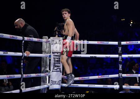 Jack Turner célèbre sa victoire dans le combat des poids lourds contre Adam Yahaya au M&S Bank Arena, Liverpool. Date de la photo : Samedi 21 octobre 2023. Banque D'Images