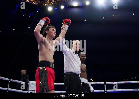 Jack Turner célèbre sa victoire dans le combat des poids lourds contre Adam Yahaya au M&S Bank Arena, Liverpool. Date de la photo : Samedi 21 octobre 2023. Banque D'Images