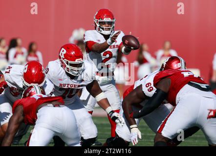 Bloomington, États-Unis. 21 octobre 2023. BLOOMINGTON, INDIANA - 21 OCTOBRE : Gavin Wimsatt (2 ans), quarterback des Rutgers Scarlet Knights, prend le tour contre l'Université de l'Indiana lors d'un match de football de la NCAA le 21 octobre 2023 à Bloomington, Indiana. ( Crédit : Jeremy Hogan/Alamy Live News Banque D'Images