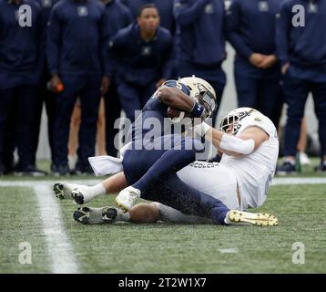 Annapolis, MD, États-Unis. 21 octobre 2023. Le Marine Midshipmen QB #5 Braxton Woodson est traîné derrière la ligne lors d'un match de football de la NCAA entre l'United States Naval Academy et l'United States Air Force Academy au Navy-Marine Corp Memorial Stadium à Annapolis, Maryland. Justin Cooper/CSM/Alamy Live News Banque D'Images