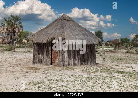 Botswana village rondavel avec murs en bois et toit de chaume typique de l'afrique australe Banque D'Images