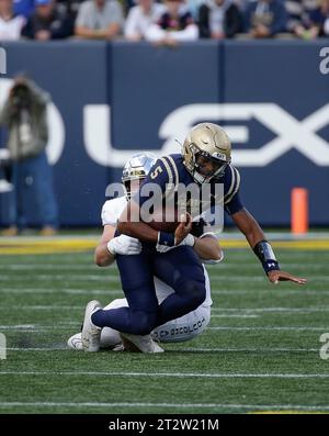 Annapolis, MD, États-Unis. 21 octobre 2023. Le Marine Midshipmen QB #5 Braxton Woodson est limogé lors d'un match de football NCAA entre l'United States Naval Academy et l'United States Air Force Academy au Navy-Marine Corp Memorial Stadium à Annapolis, Maryland. Justin Cooper/CSM/Alamy Live News Banque D'Images