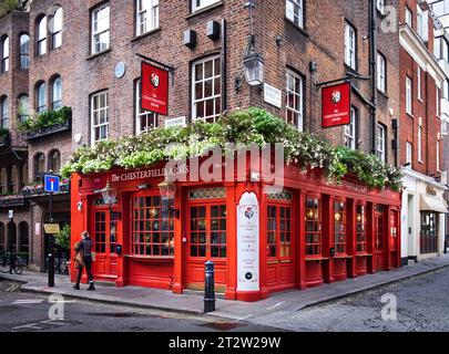 Angleterre, Royaume-Uni, 2 novembre 2022, vue d'une femme marchant près du pub Chesterfield Arms à Mayfair Banque D'Images