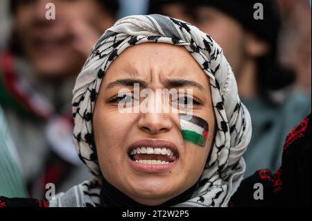 Madrid, Espagne. 21 octobre 2023. Une femme avec le drapeau palestinien peint sur son visage protestant lors d'une manifestation en faveur de la Palestine. La communauté palestinienne de Madrid est descendue dans la rue pour manifester son soutien au peuple palestinien et pour protester contre les attaques israéliennes contre la bande de Gaza. Crédit : Marcos del Mazo/Alamy Live News Banque D'Images