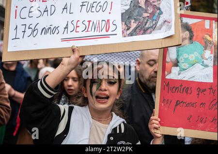 Madrid, Espagne. 21 octobre 2023. Une femme avec le drapeau palestinien peint sur son visage protestant lors d'une manifestation en faveur de la Palestine. La communauté palestinienne de Madrid est descendue dans la rue pour manifester son soutien au peuple palestinien et pour protester contre les attaques israéliennes contre la bande de Gaza. Crédit : Marcos del Mazo/Alamy Live News Banque D'Images