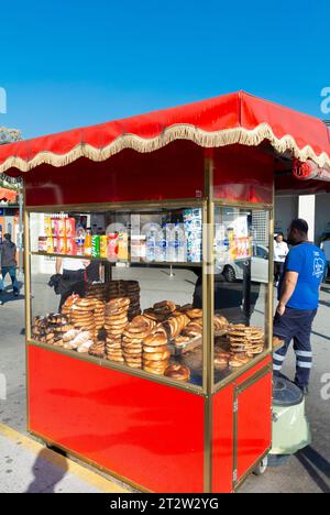 Istanbul, Turquie, le 2023 octobre, simit (Bagel) se tient dans la rue d'istanbul. Editorial uniquement. Banque D'Images