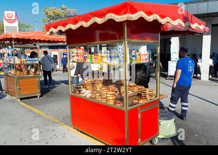 Istanbul, Turquie, le 2023 octobre, simit (Bagel) se tient dans la rue d'istanbul. Editorial uniquement. Banque D'Images