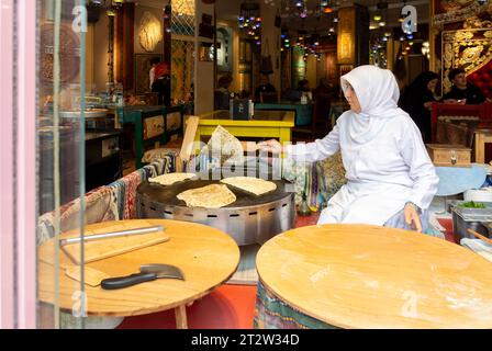 Istanbul, Turquie, Une femme turque préparant du gozleme, (turc, gözlemeler) qui est un pain turc traditionnel. Editorial uniquement. Banque D'Images