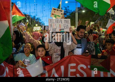 Barcelone, Barcelone, Espagne. 21 octobre 2023. Des milliers de personnes manifestent à Barcelone en solidarité avec la Palestine et contre le génocide israélien le jour de l'ouverture du poste frontalier de Rafah afin que la première aide humanitaire puisse passer pour la population civile touchée. (Image de crédit : © Marc Asensio Clupes/ZUMA Press Wire) USAGE ÉDITORIAL SEULEMENT! Non destiné à UN USAGE commercial ! Banque D'Images