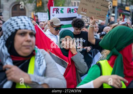 Barcelone, Barcelone, Espagne. 21 octobre 2023. Des milliers de personnes manifestent à Barcelone en solidarité avec la Palestine et contre le génocide israélien le jour de l'ouverture du poste frontalier de Rafah afin que la première aide humanitaire puisse passer pour la population civile touchée. (Image de crédit : © Marc Asensio Clupes/ZUMA Press Wire) USAGE ÉDITORIAL SEULEMENT! Non destiné à UN USAGE commercial ! Banque D'Images