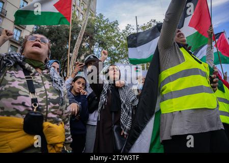 Barcelone, Barcelone, Espagne. 21 octobre 2023. Des milliers de personnes manifestent à Barcelone en solidarité avec la Palestine et contre le génocide israélien le jour de l'ouverture du poste frontalier de Rafah afin que la première aide humanitaire puisse passer pour la population civile touchée. (Image de crédit : © Marc Asensio Clupes/ZUMA Press Wire) USAGE ÉDITORIAL SEULEMENT! Non destiné à UN USAGE commercial ! Banque D'Images