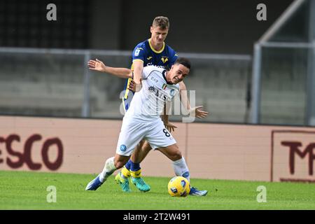 Giacomo Raspadori (Napoli)Pawel Marek Dawidowicz (Hellas Verona) lors du match italien 'Serie A' entre Hellas Verona 1-3 Napoli au stade Marcantonio Bentegodi le 21 octobre 2023 à Vérone, Italie. Crédit : Maurizio Borsari/AFLO/Alamy Live News Banque D'Images