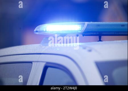 Flensburg, Schleswig-Holstein, Aufräumarbeiten nach Jahrhundert-Hochwasser in Flensburg am Hafen West. Feuerwehr im Einsatz. Norderhofenden. Aufnahme vom 21.10.2023, Flensburg, *** Flensburg, Schleswig Holstein, travaux de nettoyage après un siècle de crue à Flensburg au port ouest des pompiers en action Norderhofenden photo prise 21 10 2023, Flensburg, crédit : Imago/Alamy Live News Banque D'Images