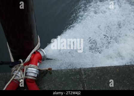 Flensburg, Schleswig-Holstein, Aufräumarbeiten nach Jahrhundert-Hochwasser in Flensburg am Hafen West. Aufnahme vom 21.10.2023, Flensburg, *** Flensburg, Schleswig Holstein, nettoyage après l'inondation du siècle à Flensburg au port ouest photo prise 21 10 2023, Flensburg, crédit : Imago/Alamy Live News Banque D'Images