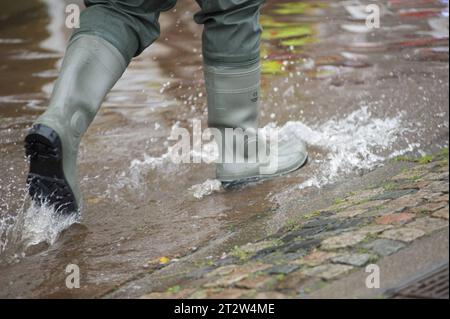 Flensburg, Schleswig-Holstein, Aufräumarbeiten nach Jahrhundert-Hochwasser in Flensburg am Hafen West. Mit Gummistiefel durch die Fluten waten. Aufnahme vom 21.10.2023, Flensburg, *** Flensburg, Schleswig Holstein, nettoyage après l'inondation du siècle à Flensburg au port ouest pataugeant à travers les inondations avec des bottes en caoutchouc photo prise 21 10 2023, Flensburg, crédit : Imago/Alamy Live News Banque D'Images