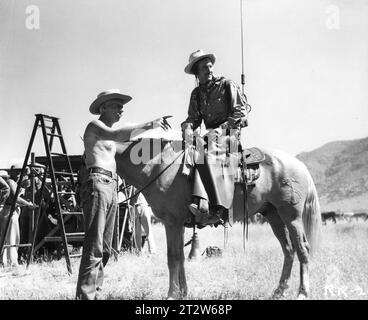 Le réalisateur HOWARD HAWKS pendant le tournage de RED RIVER 1948 donnant des instructions à un cow-boy avec une radio-talkie-walkie bidirectionnelle. Histoire BORDEN CHASE musique DIMITRI TIOMKIN Monterey Productions / United Artists Banque D'Images