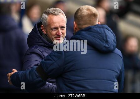 Neil Critchley Manager of Blackpool salue Liam Manning Manager of Oxford United lors du match Sky Bet League 1 Oxford United vs Blackpool au Kassam Stadium, Oxford, Royaume-Uni, le 21 octobre 2023 (photo de Craig Thomas/News Images) Banque D'Images