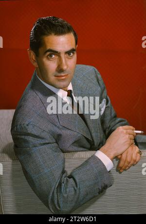 Portrait en couleur de l'acteur américain TYRONE POWER circa 1942 20th Century Fox Banque D'Images