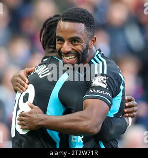 Swansea, Royaume-Uni. 21 octobre 2023. Ricardo Pereira de Leicester City célèbre avec le buteur Abdul Fatawu de Leicester City lors du Sky Bet Championship Match Swansea City vs Leicester City au Swansea.com Stadium, Swansea, Royaume-Uni, le 21 octobre 2023 (photo de Craig Anthony/News Images) à Swansea, Royaume-Uni le 10/21/2023. (Photo Craig Anthony/News Images/Sipa USA) crédit : SIPA USA/Alamy Live News Banque D'Images