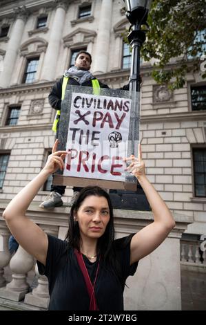 Le 21 octobre 2023, environ 100 000 personnes ont défilé à travers le centre de Londres pour soutenir la Palestine et exiger la fin des bombardements de Gaza. Banque D'Images