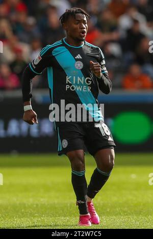 Swansea, Royaume-Uni. 21 octobre 2023. Abdul Fatawu de Leicester City lors du Sky Bet Championship Match Swansea City vs Leicester City au Swansea.com Stadium, Swansea, Royaume-Uni, le 21 octobre 2023 (photo de Craig Anthony/News Images) à Swansea, Royaume-Uni le 10/21/2023. (Photo Craig Anthony/News Images/Sipa USA) crédit : SIPA USA/Alamy Live News Banque D'Images