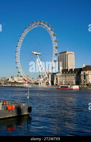 Londres, Angleterre - 20 janvier 2007 : le London Eye (également connu sous le nom de Millennium Wheel) se dresse sur la rive sud de la Tamise. Le London Eye est TH Banque D'Images