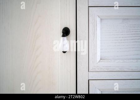 Meuble en bois peint en blanc avec mobilier élégant. Banque D'Images