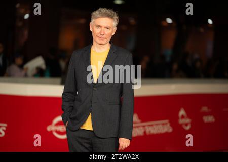 ROME, ITALIE - 21 OCTOBRE : Kevin Macdonald assiste à un tapis rouge pour le film ''High & Low'' lors du 18e Festival du film de Rome à l'Auditorium Parco Della Musica le 21 octobre 2023 à Rome, en Italie. (Photo de Luca Carlino/NurPhoto) crédit : NurPhoto SRL/Alamy Live News Banque D'Images