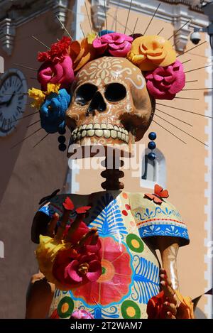 Atlixco, Mexique. 20 octobre 2023. 20 octobre 2023 à Atlixco, Mexique : une Catrina monumentale qui a été installée dans le cadre de la célébration du jour des morts, est vue sur la place principale de la municipalité d'Atlixco. Le 20 octobre 2023 à Atlixco, Mexique. (Photo de Carlos Santiago/Eyepix Group) (photo de Eyepix/NurPhoto)0 crédit : NurPhoto SRL/Alamy Live News Banque D'Images