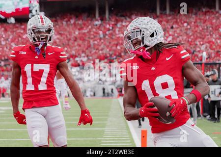 Columbus, Ohio, États-Unis. 21 octobre 2023. Marvin Harrison Jr. (18) et Carnell Tate (17) célèbrent le touchdown de Harrison lors du match entre les Nittany Lions de Penn State et les Buckeyes de l'Ohio State au stade Ohio, Columbus, Ohio. (Image de crédit : © Scott Stuart/ZUMA Press Wire) USAGE ÉDITORIAL SEULEMENT! Non destiné à UN USAGE commercial ! Banque D'Images