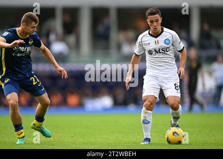 Giacomo Raspadori (Napoli)Pawel Marek Dawidowicz (Hellas Verona) lors du match italien 'Serie A' entre Hellas Verona 1-3 Napoli au stade Marcantonio Bentegodi le 21 octobre 2023 à Vérone, Italie. Crédit : Maurizio Borsari/AFLO/Alamy Live News Banque D'Images