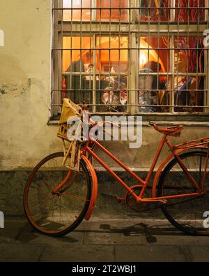Un vélo rouge à Kazimierz, Kraków, Pologne Banque D'Images