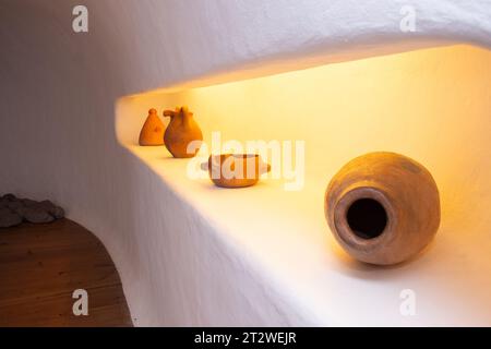 Pots d'argile sur l'étagère dans la cuisine. Céramique, Lanzarote, Îles Canaries, Espagne Banque D'Images