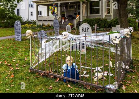 Maison résidentielle à traverse City avec pierres tombales comme décoration d'Halloween dans le jardin avant. Cour avant du développement résidentiel traverse City de traverse City, Michigan, États-Unis Banque D'Images