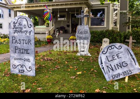 Maison résidentielle à traverse City avec pierres tombales comme décoration d'Halloween dans le jardin avant. Cour avant du développement résidentiel traverse City de traverse City, Michigan, États-Unis Banque D'Images