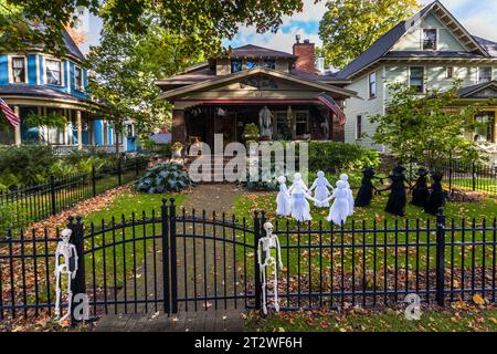 Immeuble résidentiel à traverse City avec des fantômes dansants dans le jardin avant et des squelettes à la porte avant comme décorations d'Halloween. Cour avant du développement résidentiel traverse City de traverse City, Michigan, États-Unis Banque D'Images