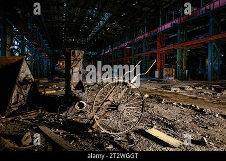 Usine abandonnée. Grande salle industrielle vide en ruine avec des restes d'équipement la nuit. Banque D'Images