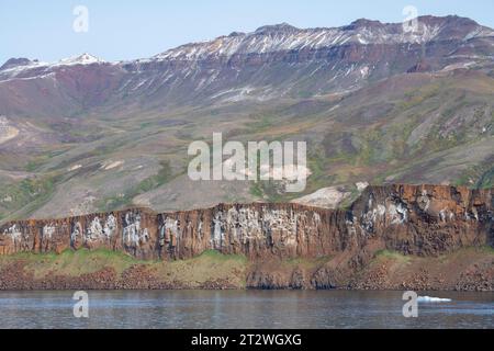 Groenland, détroit de Sullorsuaq, plan d'eau qui sépare l'île Disko du continent. Falaises d'Atanikerdluq. Banque D'Images